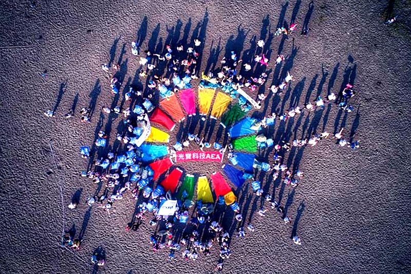 每次淨灘，光寶都把聯合國色輪放在沙灘上，海洋撿拾的垃圾堆疊在旁邊，象徵淨灘與國際發展目標結融合在一起。