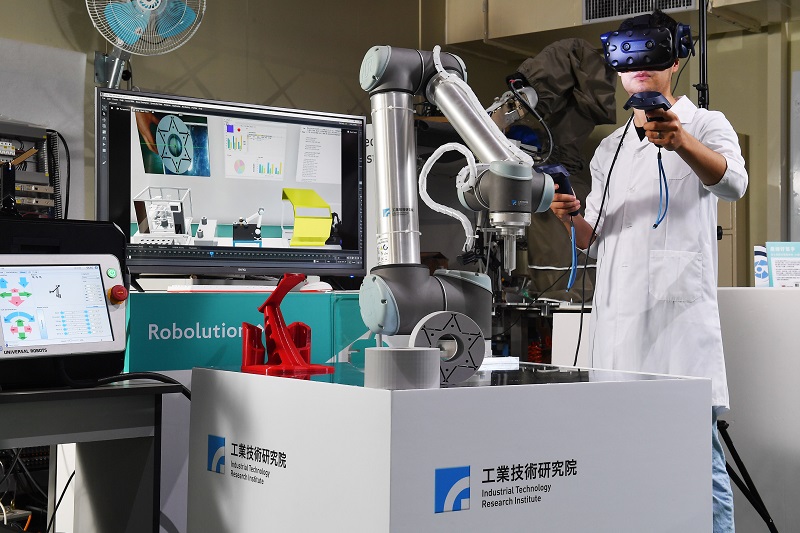 工研院打造元宇宙智慧工廠，以RoboTwin關鍵技術使機器人的動作、運作條件與生產參數可做到雙向互動，讓工程師能遠端監控與調校實體機台，克服地域限制並提升維運效率。