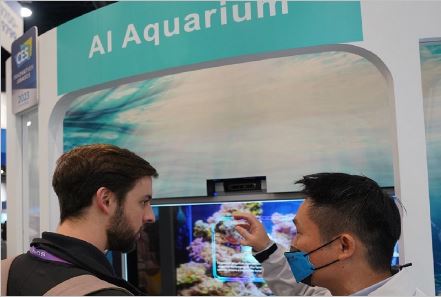 工研院在CES展示的「我視AI魚缸」吸引不少人爭相體驗，感受揮揮手就可以知道魚類的資訊的育樂功能