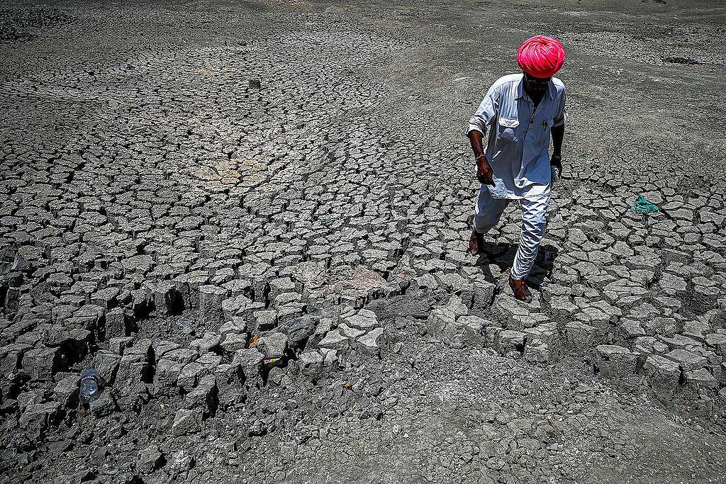 印度自2022年3月以來，連日高溫及降水短缺，使土地乾涸、作物歉收，民生用水也陷入困難